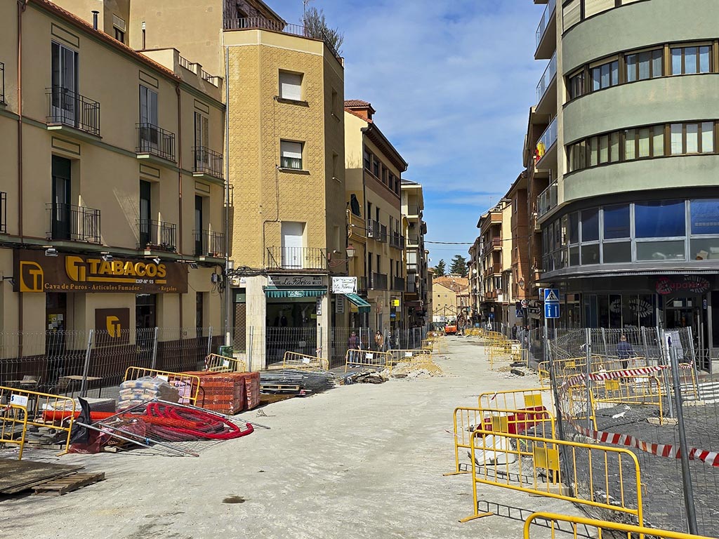Obras en la calle Blanca de Silos, de Segovia. / MIGUEL ÁNGEL FERNÁNDEZ