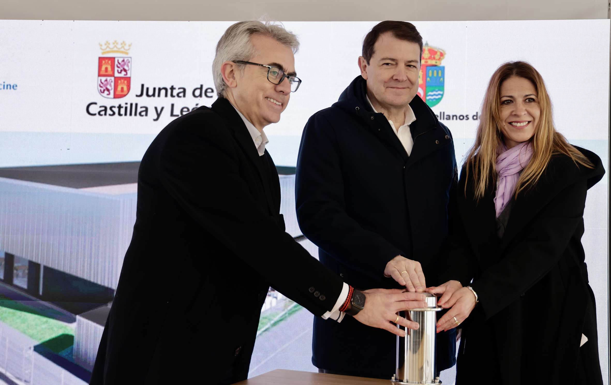 El presidente de la Junta de Castilla y León visita las obras de la nueva planta de Novartis en Castellanos de Moriscos (Salamanca)