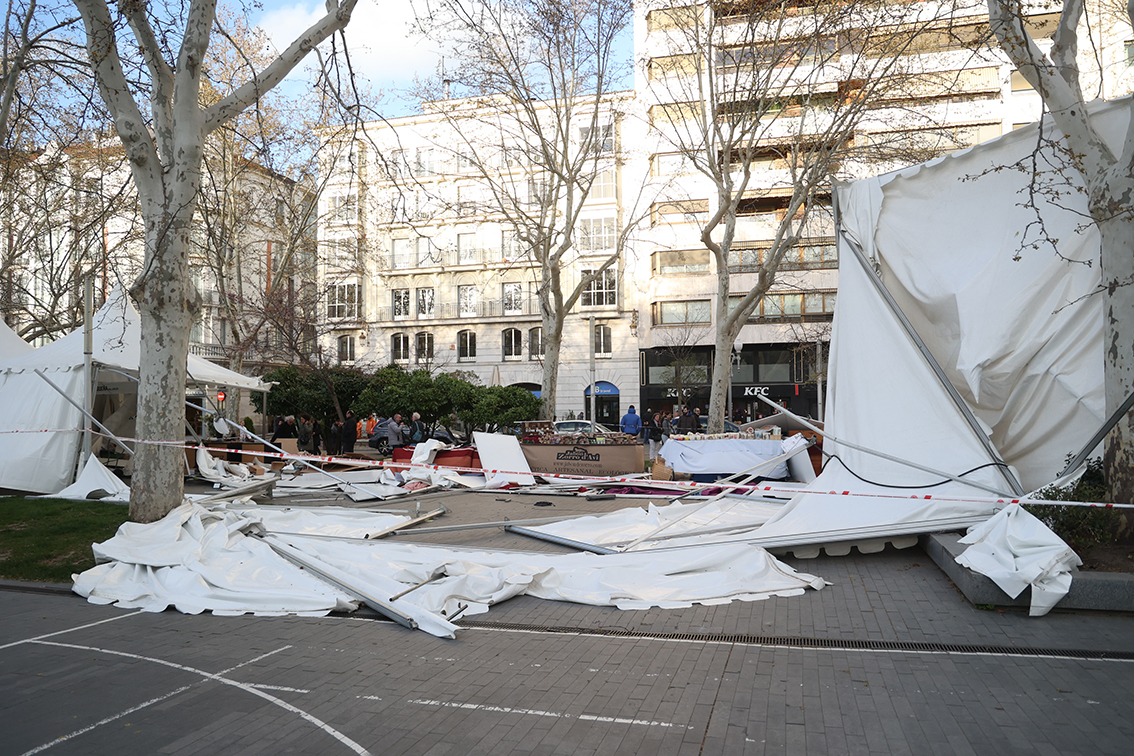 Las carpas de la Feria de Artesanía, en la Acera de Recoletos, se vieron afectadas por el vendaval que se llevó por delante varios puestos
