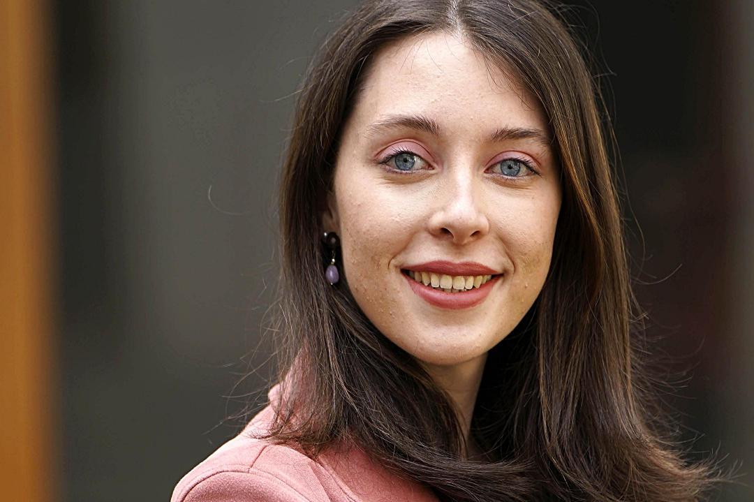 La estudiante segoviana forma parte de varios clubes como el Women in Business Club, Artificial Intelligence Club o el Out & Allies Club. / Roberto Arribas