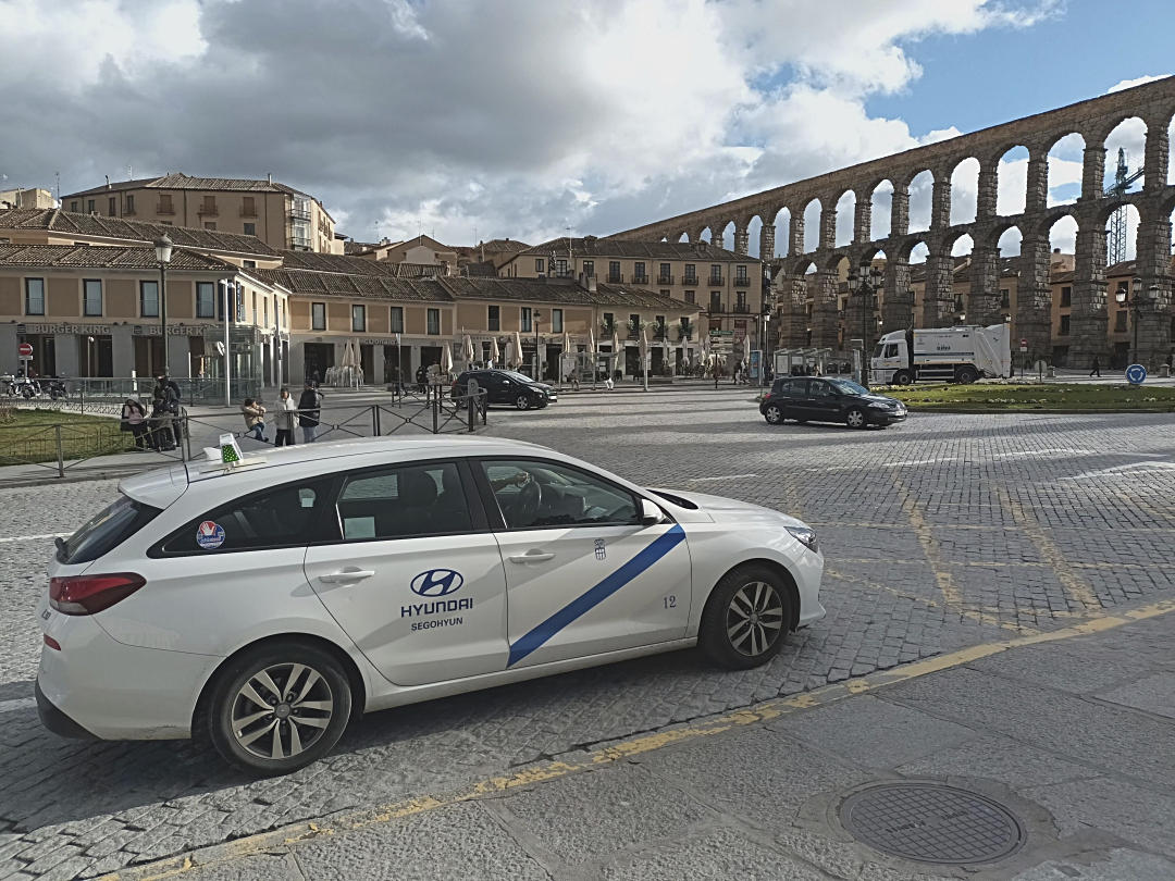 Taxi en la Plaza de Artillería. Sergio Plaza Cerezo.