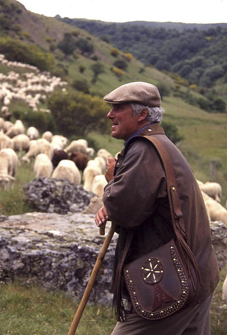 Jesús Garzón fue presidente del Concejo de la Mesta y fundador de diversas asociaciones para la defensa de la naturaleza, como el Fondo del Patrimonio Natural Europeo y Fundación CBD-Hábitat.
