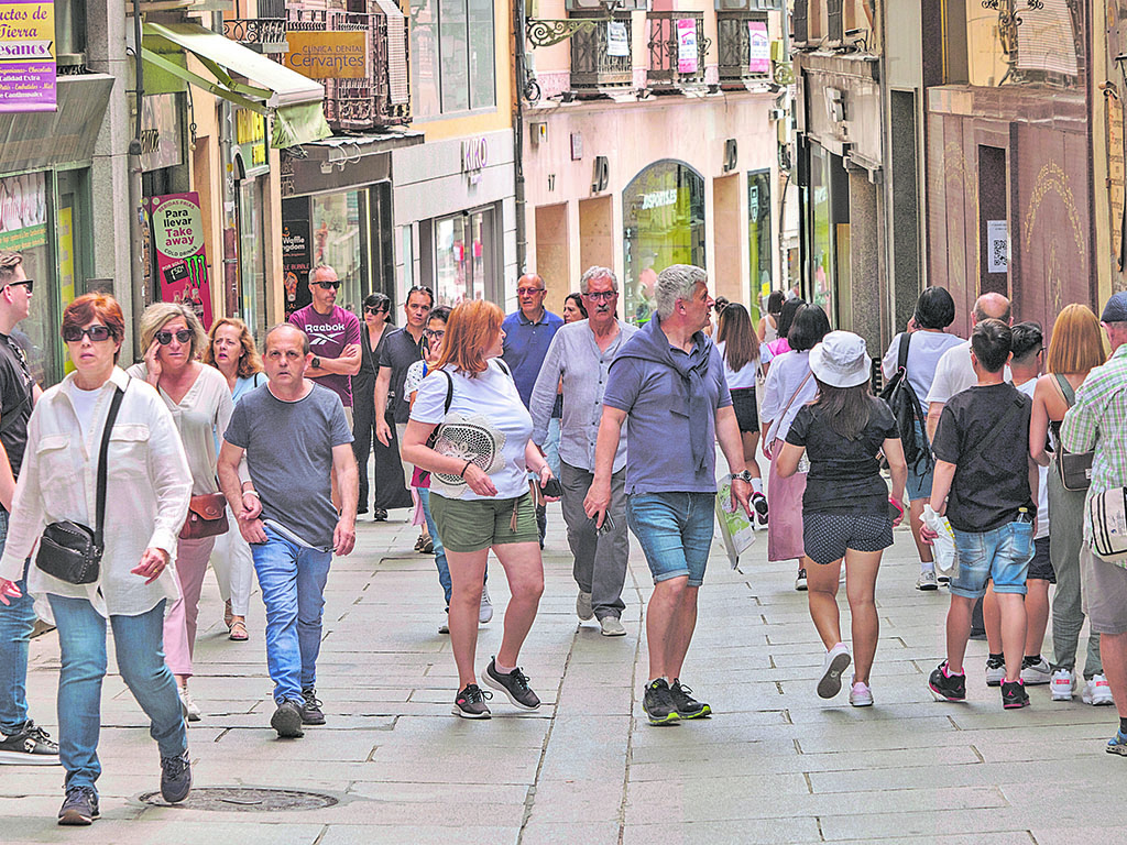 El padrón de Segovia supera los 52.000 habitantes 1 Gente paseando por la Calle Real