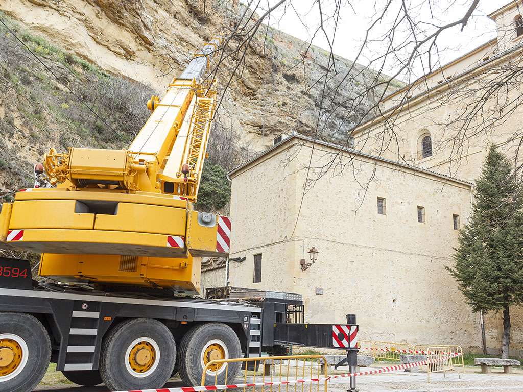 Una grua retira los cascotes con riesgo en La Fuencisla