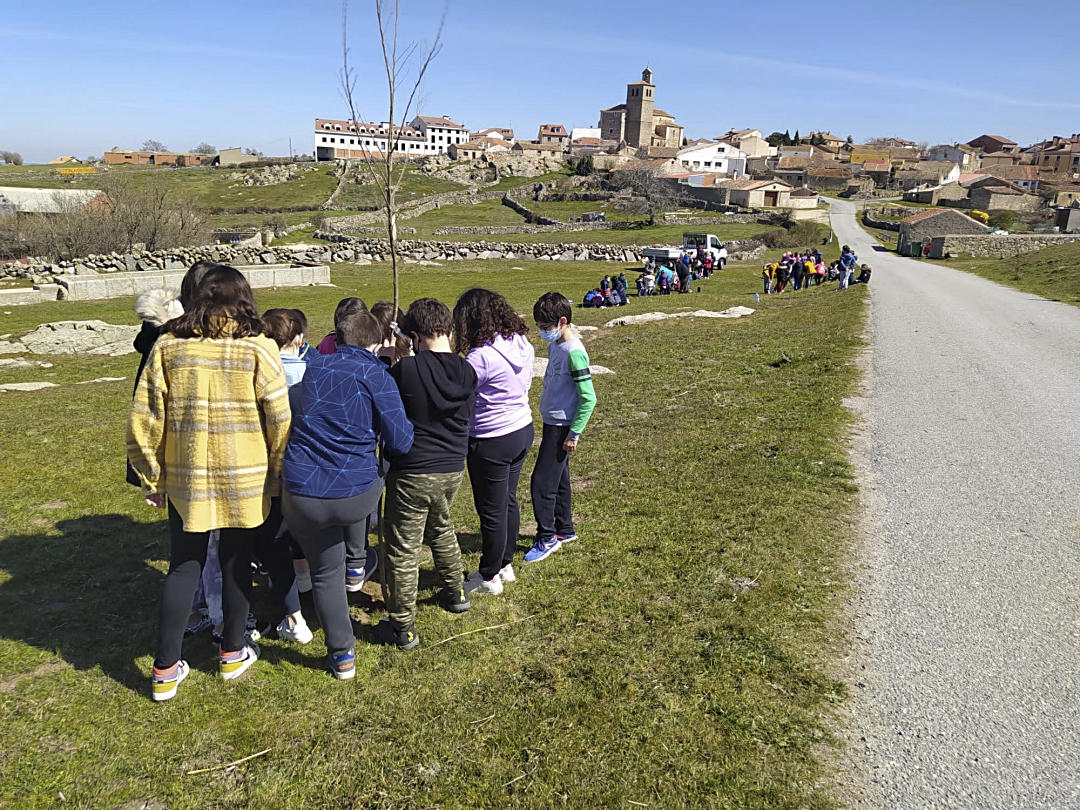 Niños en una edición anterior del día del árbol