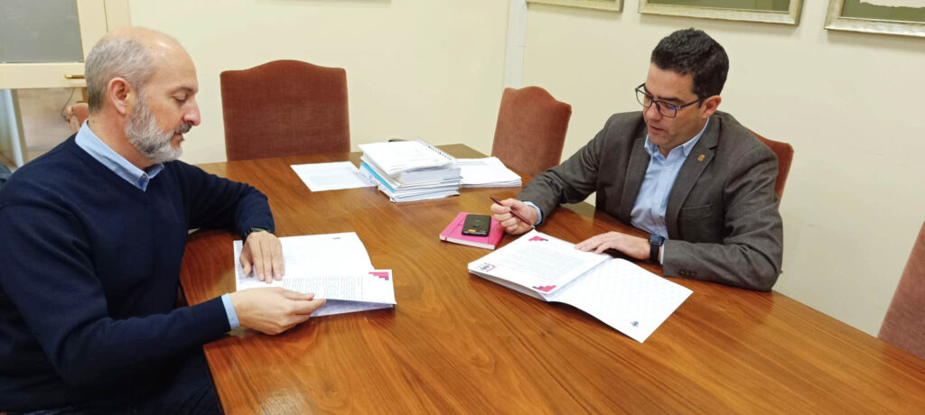 Juan Francisco Casado presidente de ACS y el concejal José Luis Horcajo. / ACS