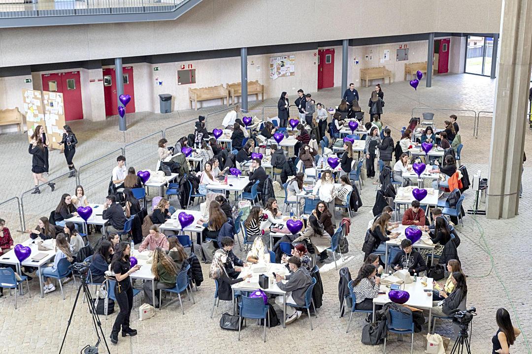 Lleno en el ágora del campus para disfrutar de la Liga Publicatessen. / Alberto Morala Sanz