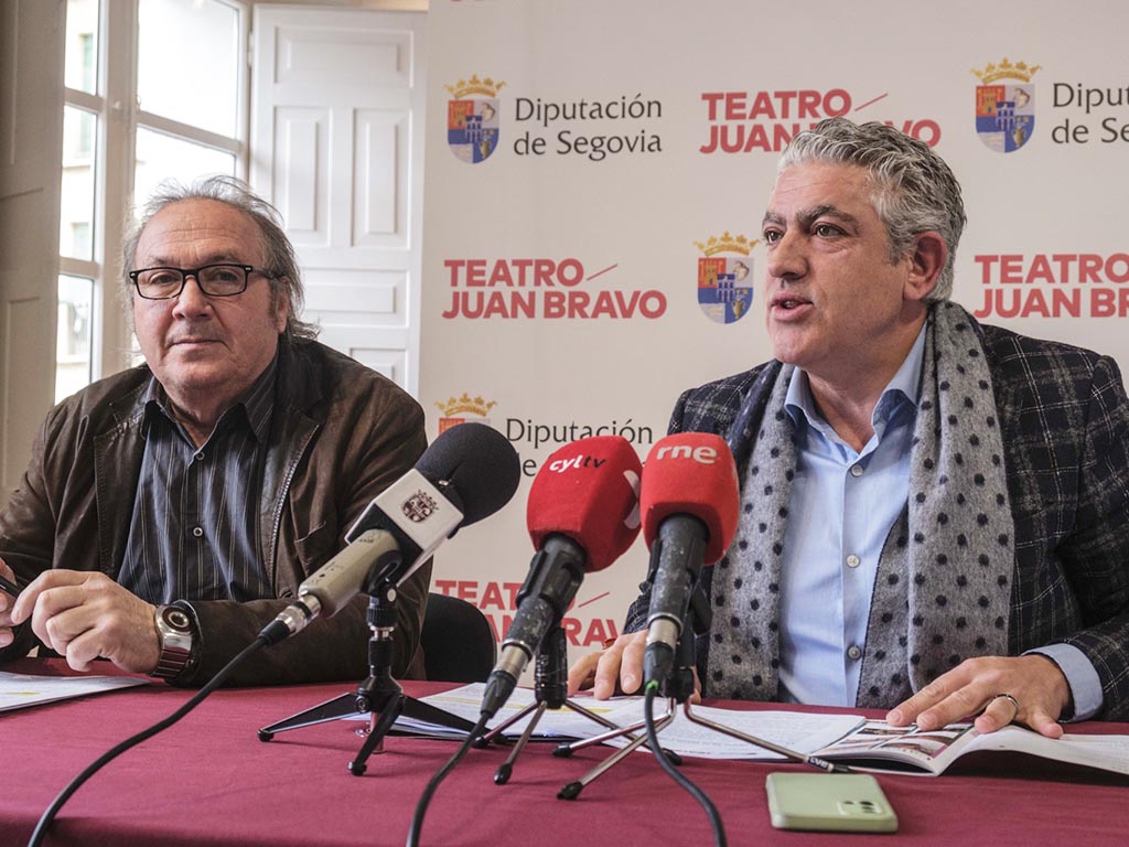 Marco Antonio Costa y José María Bravo, durante la presentación de la nueva programación del Teatro Juan Bravo. / KAMARERO