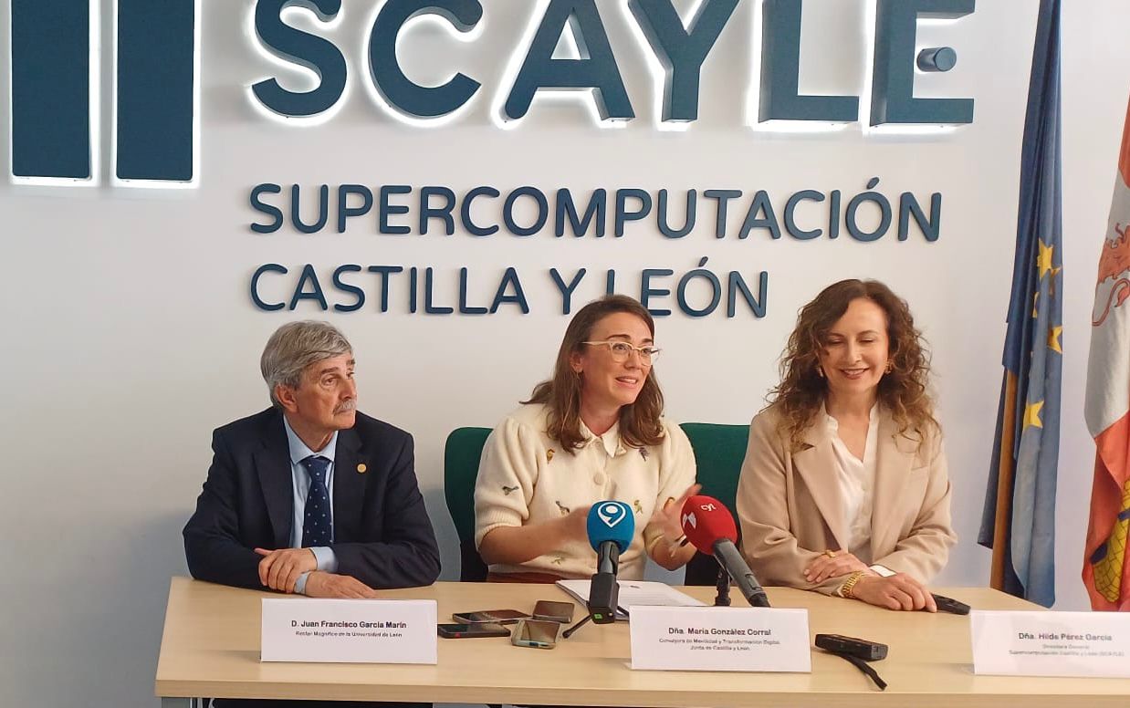 La consejera de Movilidad y Transformación Digital, María González Corral, visita la sede de SCAyLE