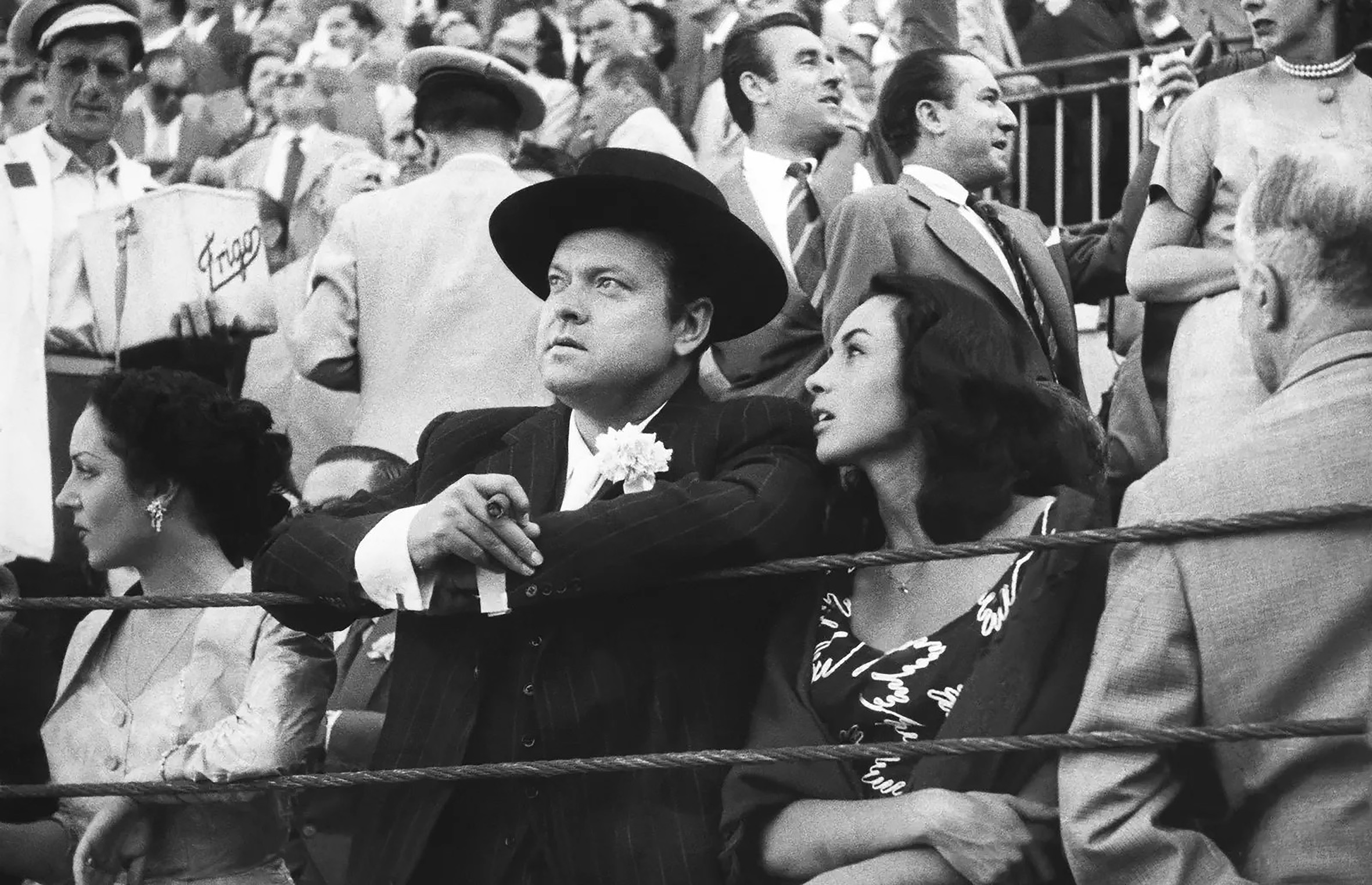 Orson Welles disfruta de una corrida de toros en Las Ventas