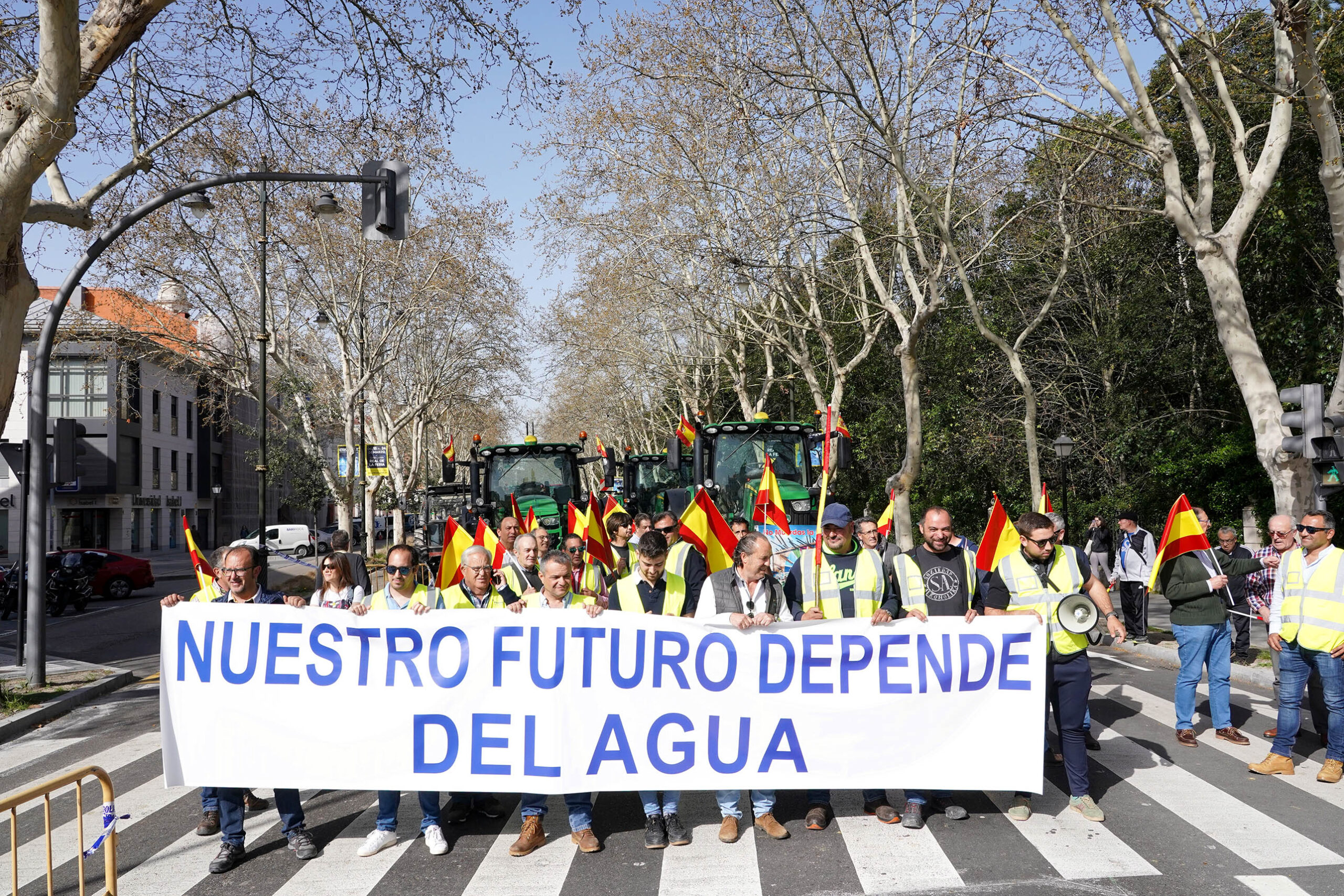 Tractorada y manifestación en protesta contra la gestión de la CHD
