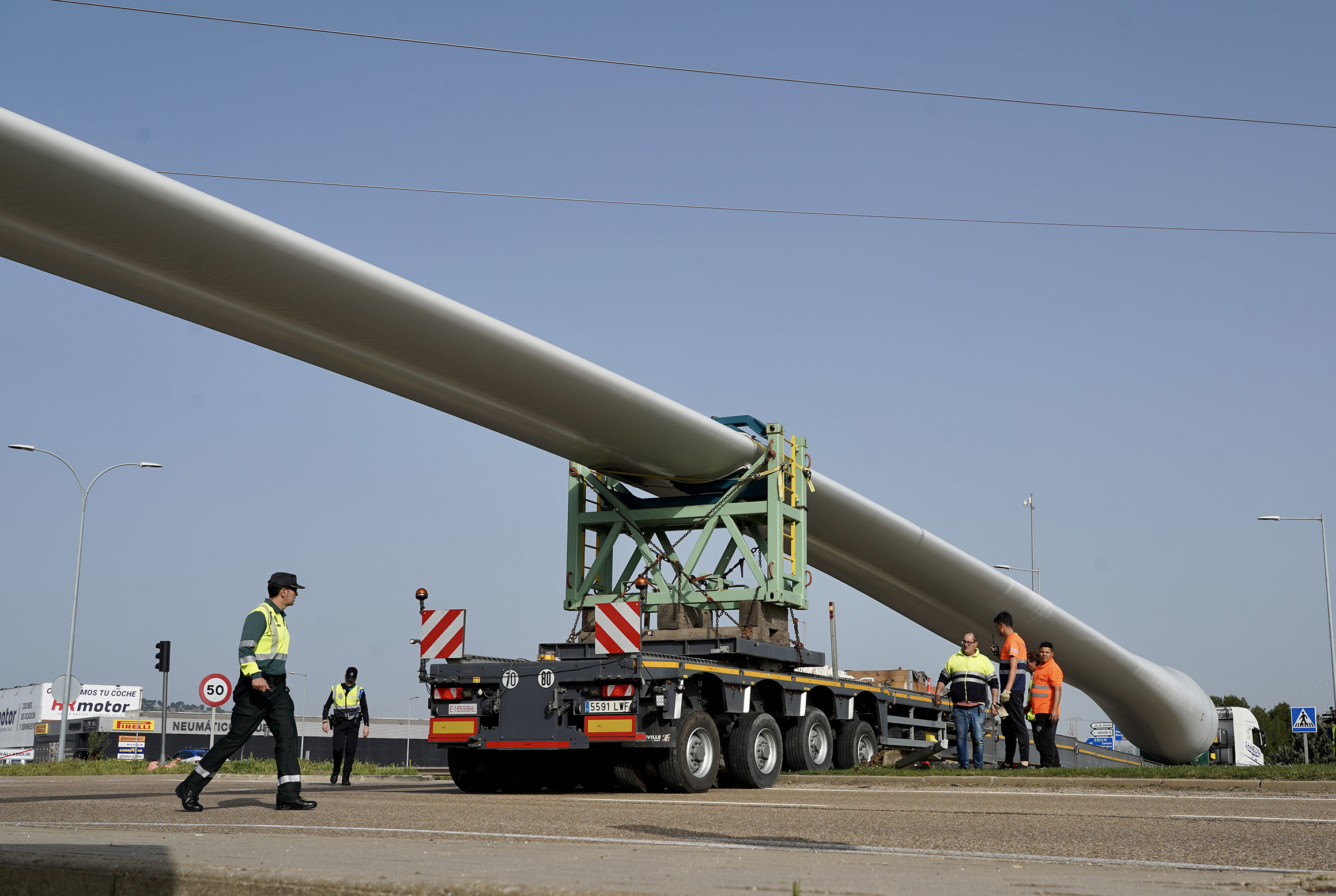 Tres camiones cargados con palas eólicas se atascan en la N 601 y bloquean el paso de vehículos