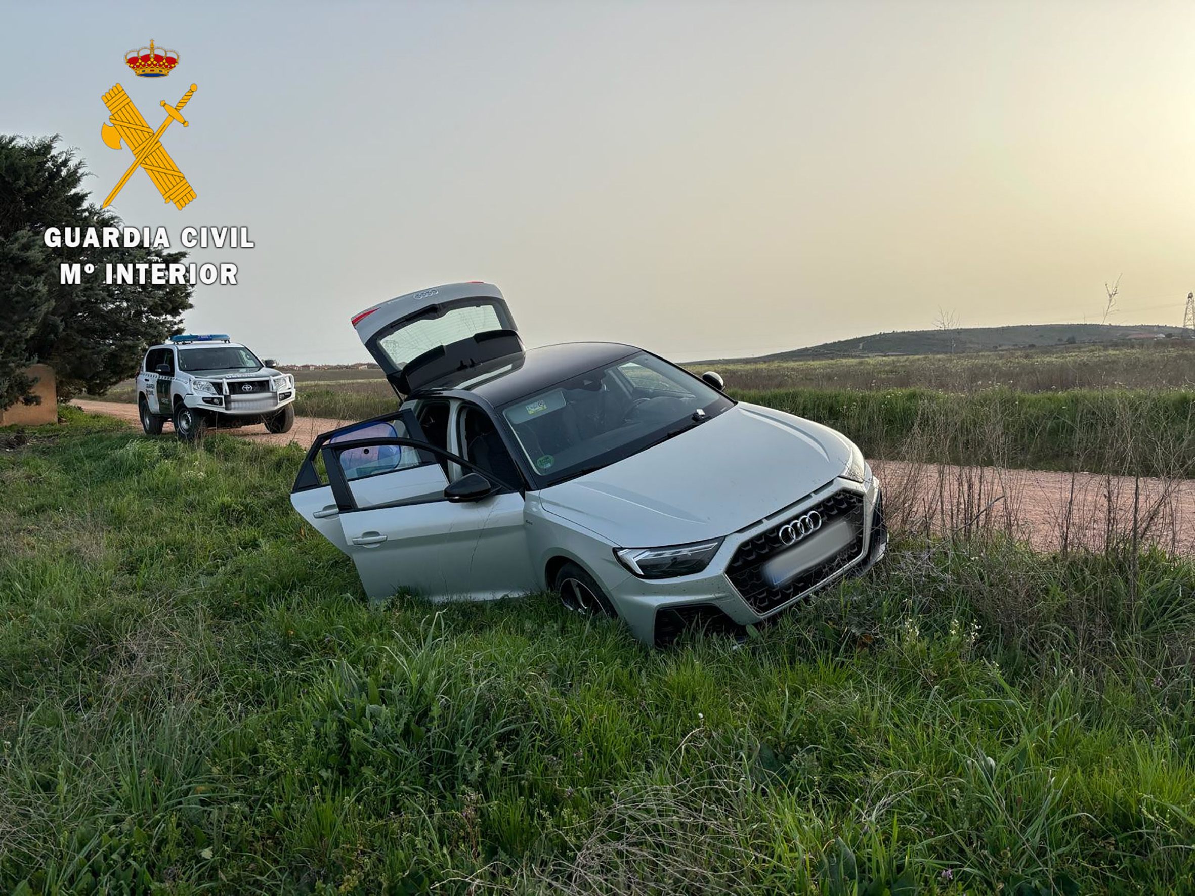 Material incautado por la Guardia Civil en la detención Aldeatejada (Salamanca) a tres viajeros de un vehículo que se dio a al fuga en un control interpuesto para dar con ellos, tras la comisión de un robo con fuerza en Villares de la Reina