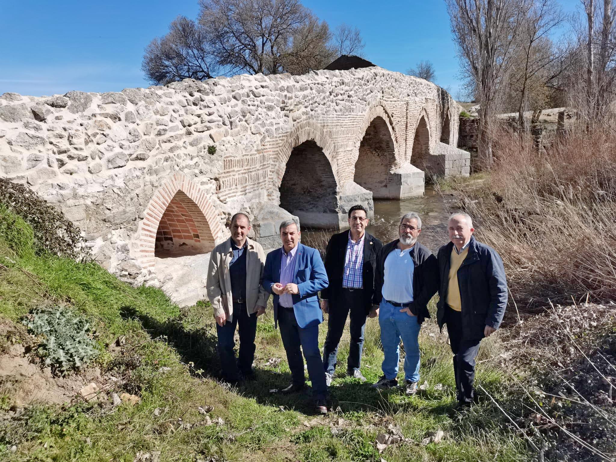 Visita puente rehabilitado de Martín Muñoz de las Posadas