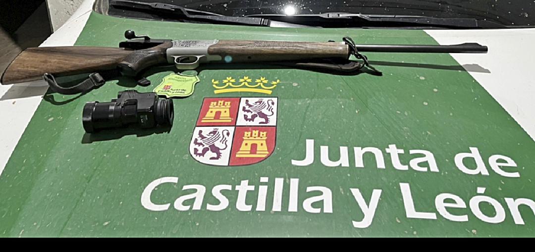 Visor y rifle decomisados