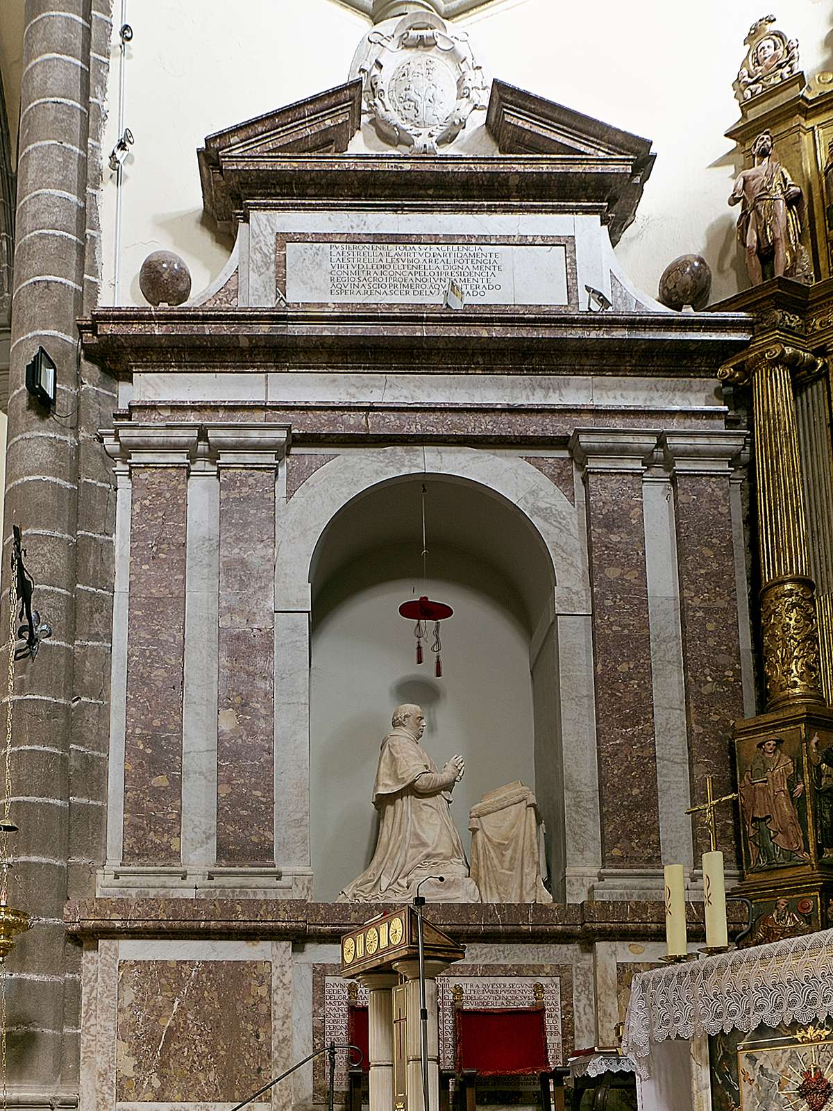 Sepulcro de Diego Espinosa hecho por Pompeo Leoni en Martín Muñoz de las Posadas.