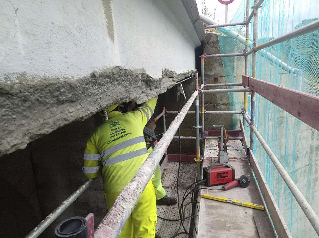 Operarios haciendo labores de mantenimiento