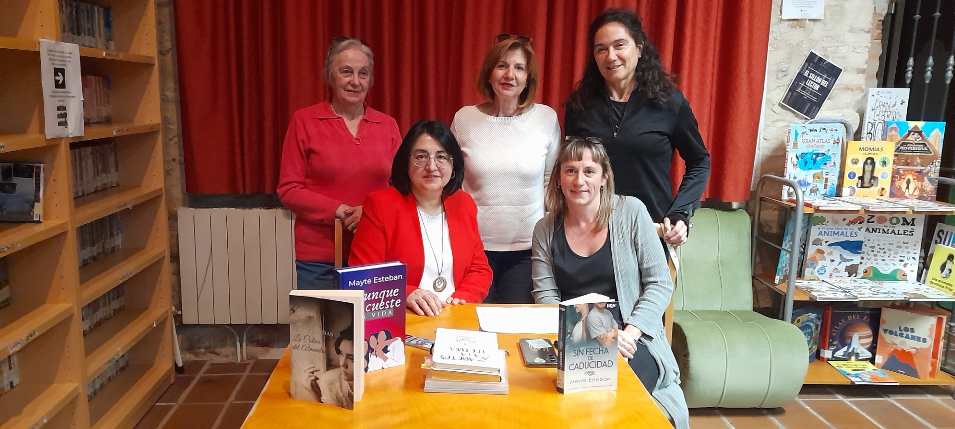 thumbnail mayte esteban junto con la bibliotecia Ali y participantes en la presentacion del libro aunque te cueste la vida