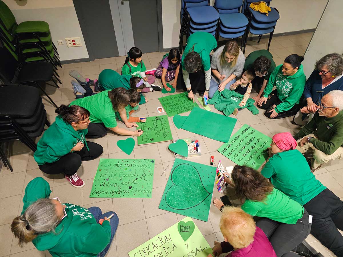 La plataforma Marea Verde reivindica el deficit de los centros públicos. BEATRIZ SÁNCHEZ.