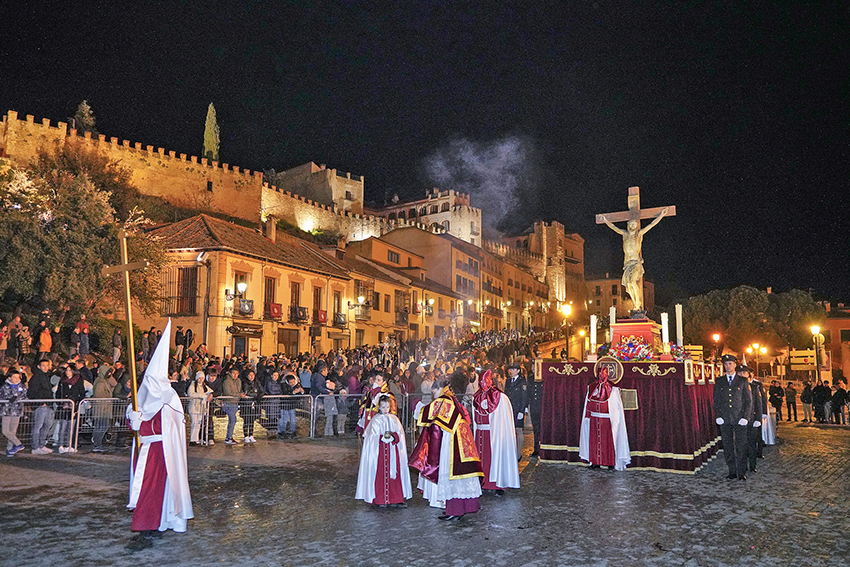 La Procesión de los Pasos puede más que la nieve, la lluvia y el frío 1 Foto: Miguel Ángel Fernández.