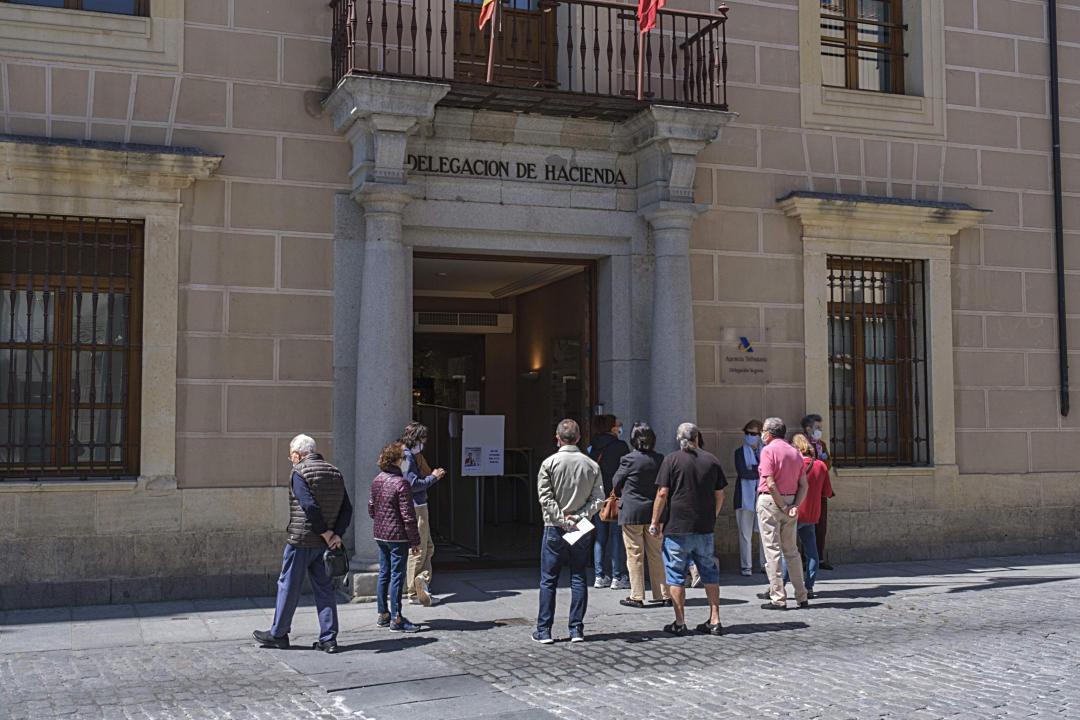 Delegación de Hacienda de Segovia. La Agencia Tributaria estima que serán 84.955 las personas que presenten la declaración de la Renta en la provincia durante esta campaña