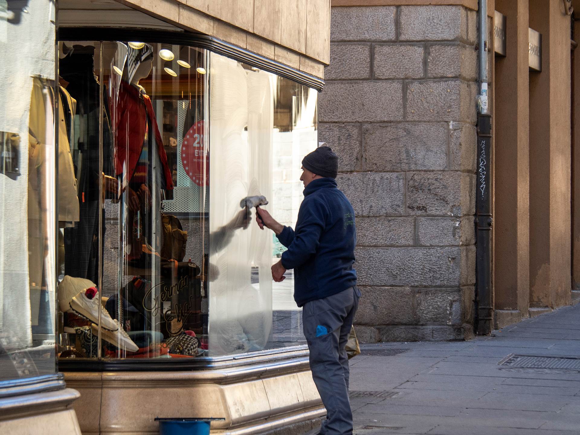 La mayor parte de las autorizaciones de trabajo que se conceden a extranjeros están dirigidas a empleados domésticos y otros tipos de personal de limpieza.