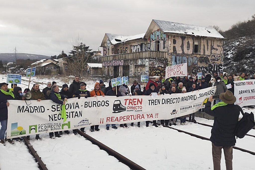 Protesta en Robregordo (Madrid) para pedir que se reabra la línea férrea Madrid Burgos Protesta en Robregordo (Madrid) para pedir que se reabra la línea férrea Madrid Burgos