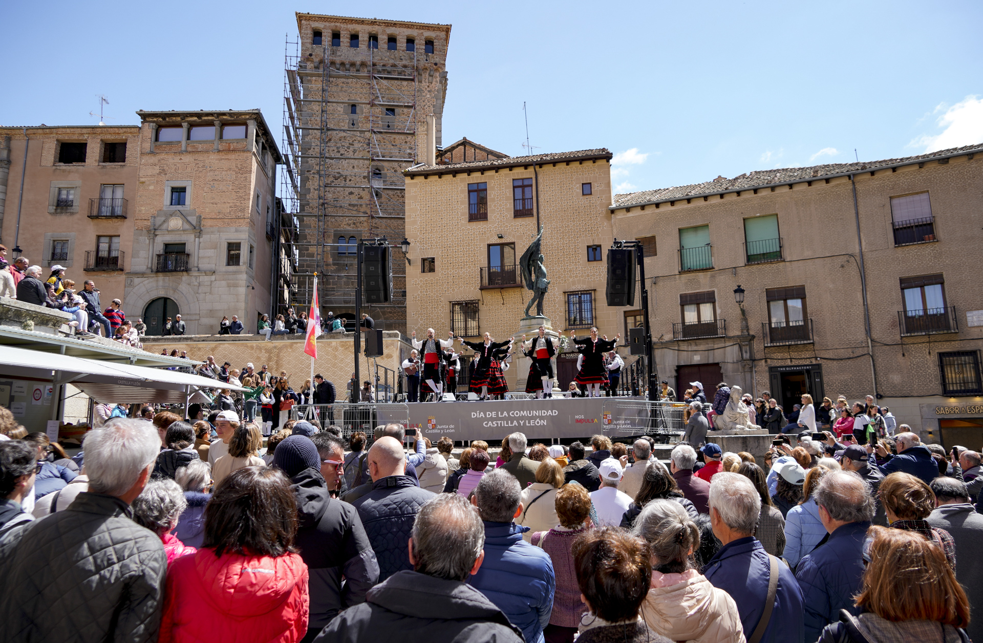 Actuación del conjunto de Danzas Emperador Teodosio frente a la estatua de Juan Bravo.