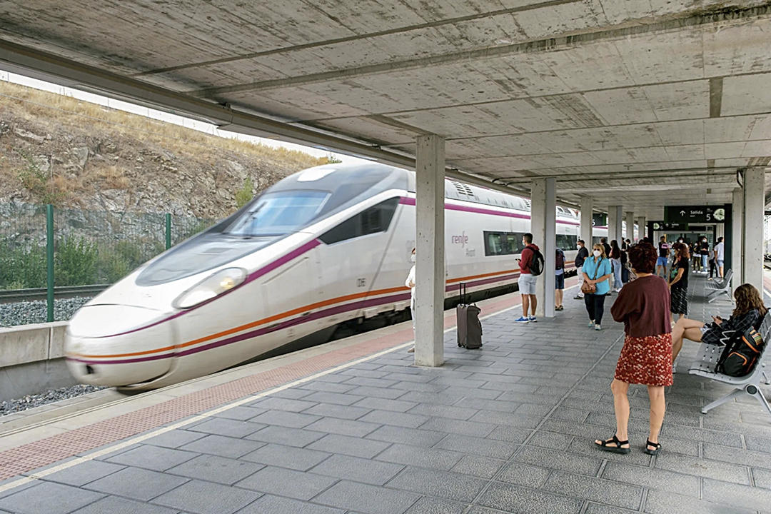 Varios pasajeros se disponen a subir a un tren de alta velocidad en la estación de Segovia-Guiomar.