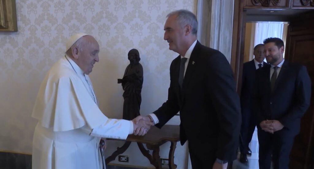 El alcalde de Segovia, José Mazarías, saluda al Papa.