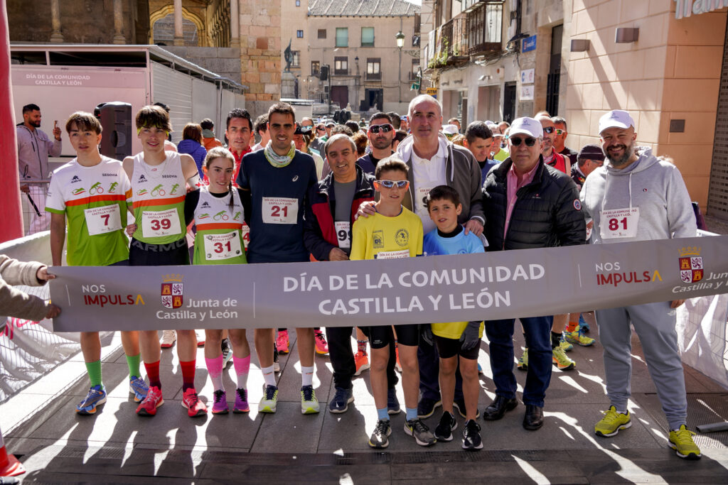 El alcalde, José Mazarías, en la salida de la carrera popular.