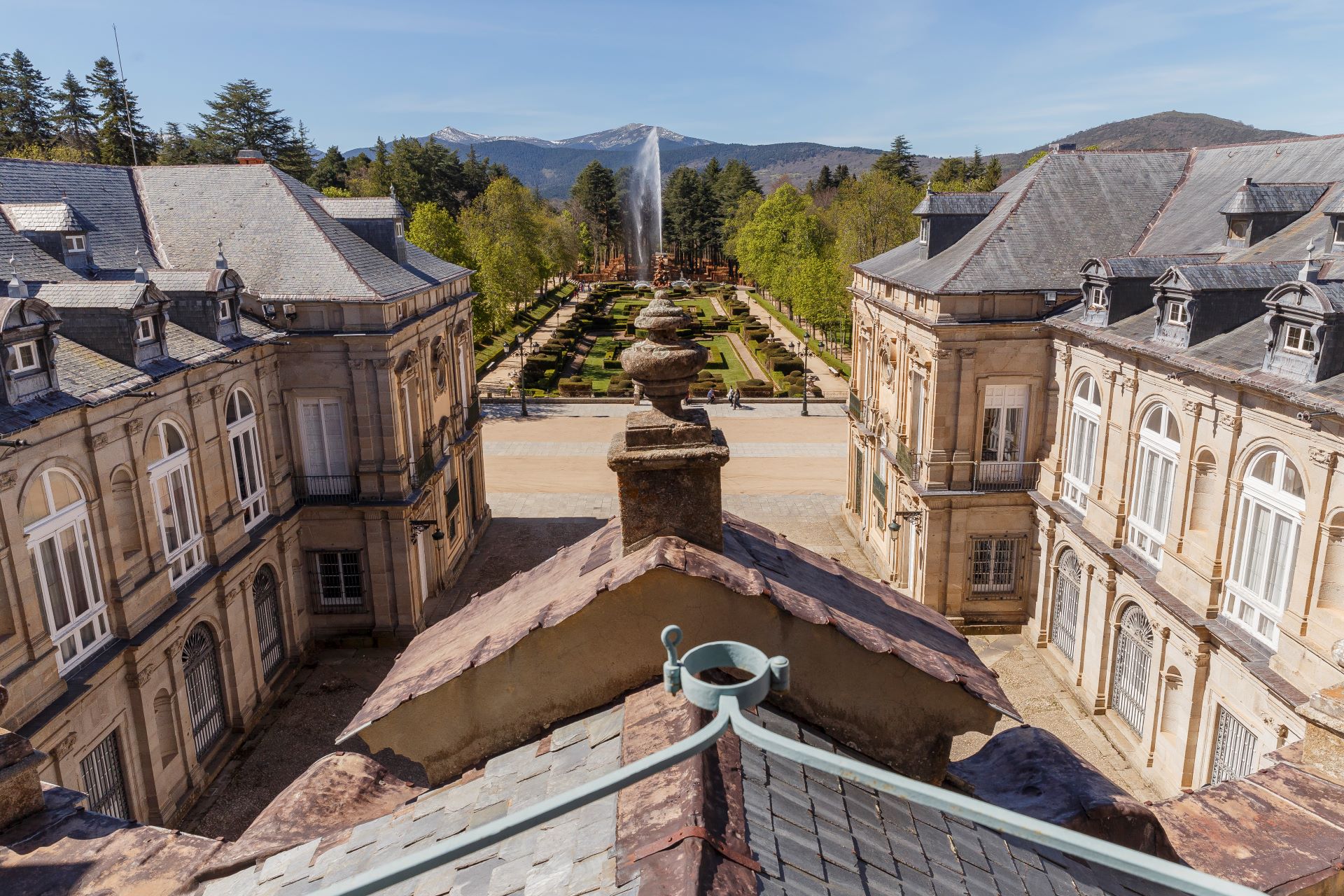 Vista de la Fuente de La Fama desde la torre del reloj.
