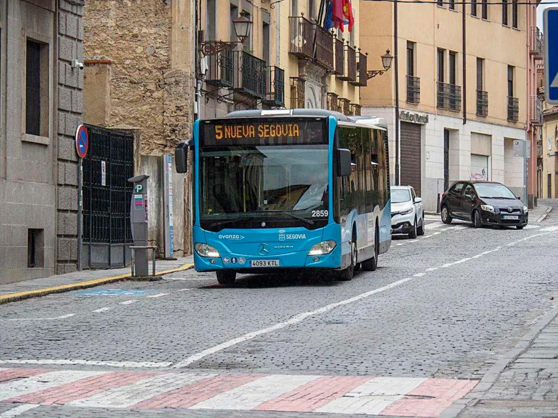Autobús urbano de la línea 5, una de las pocas que no variará su recorrido mañana.