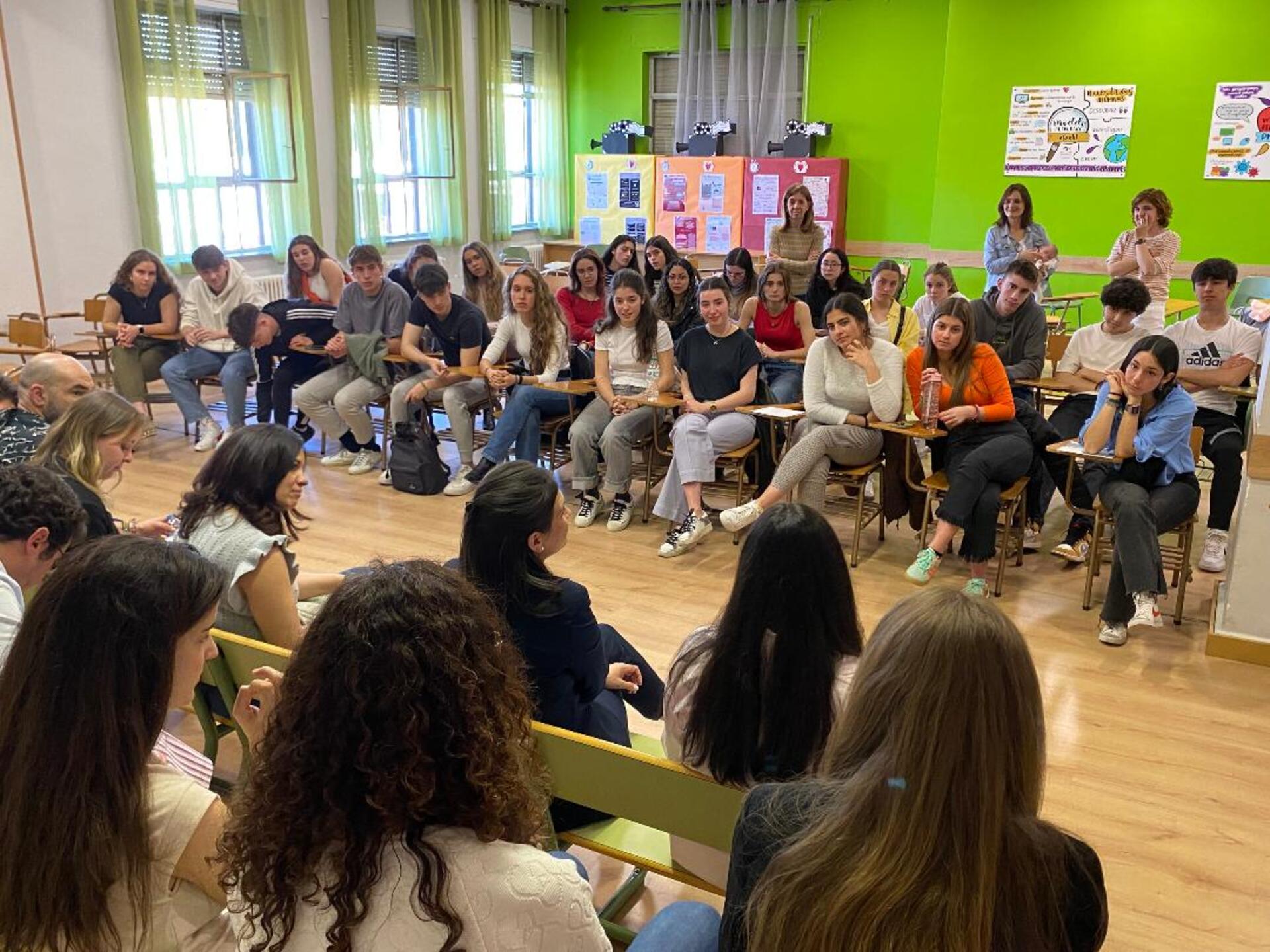 Exalumnos del Claret comparten sus experiencias con los estudiantes actuales