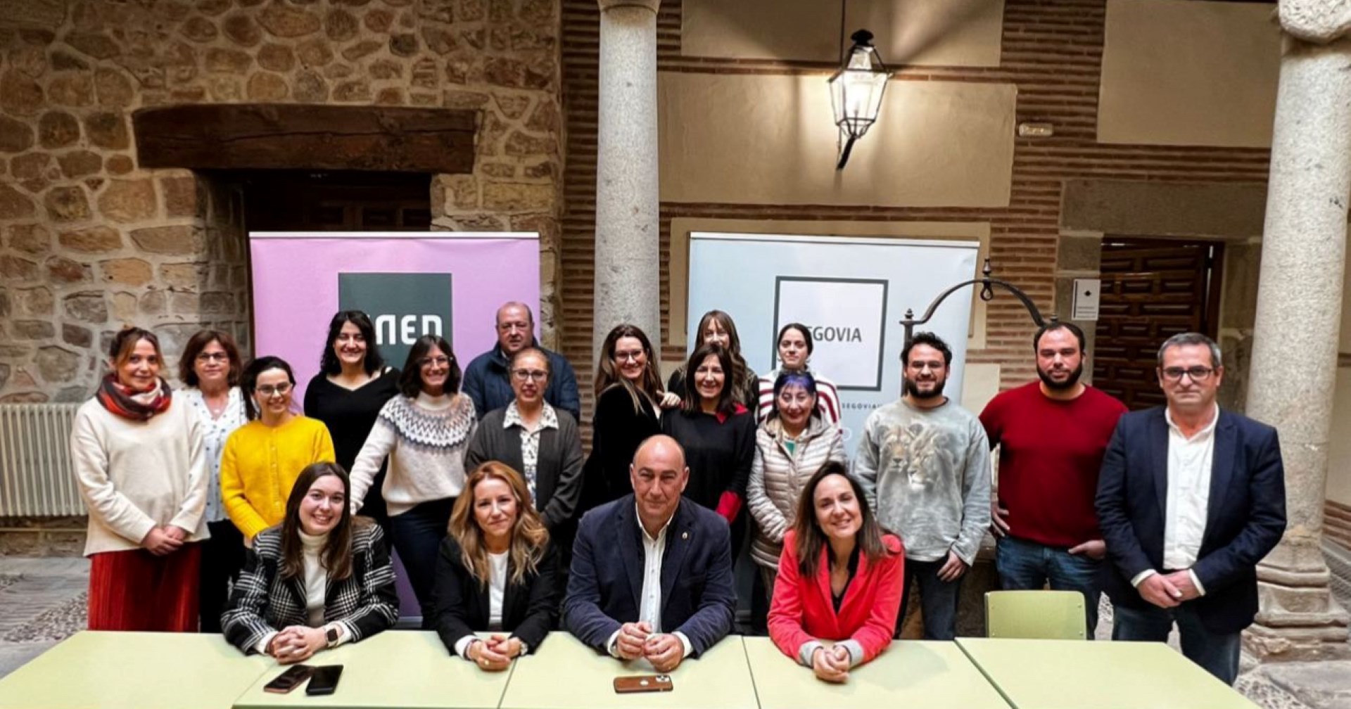 Representantes de la UNED y de la Diputación de Segovia sellan su acuerdo de colaboración.