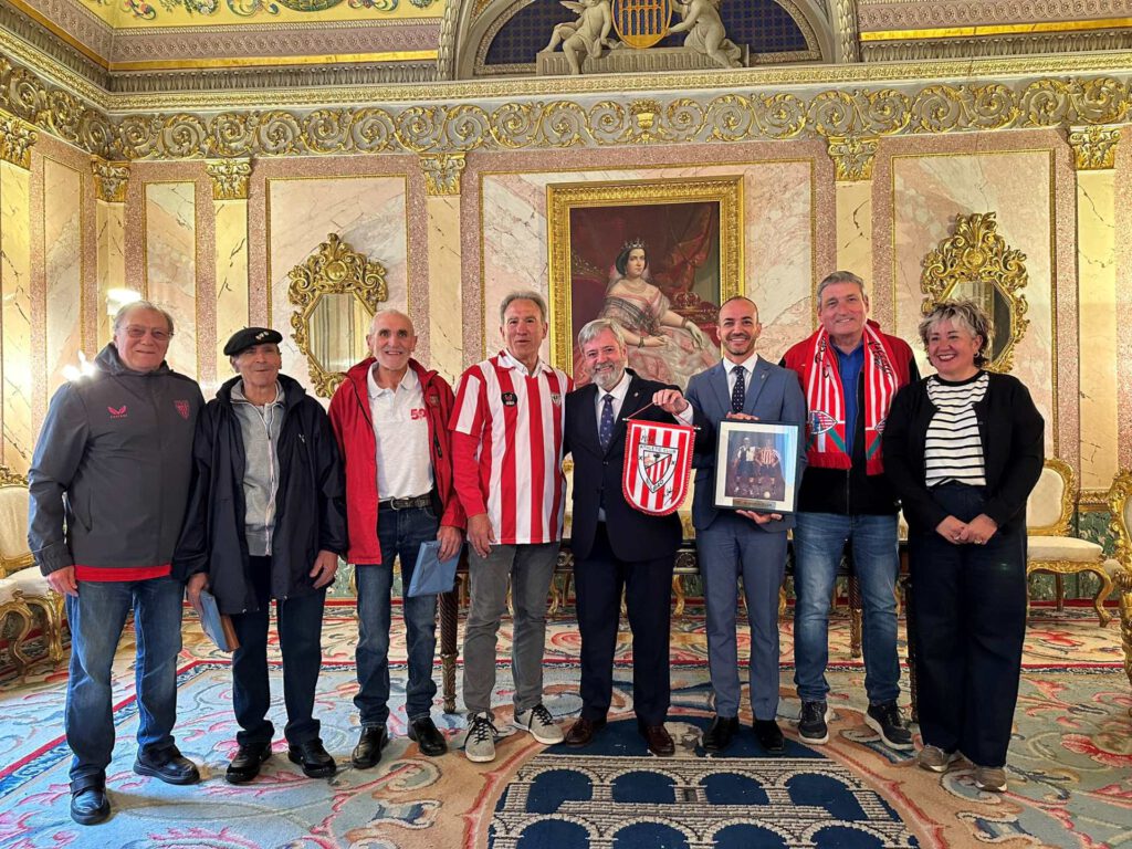 Recepción de la junta directiva de peñas en el Ayuntamiento.