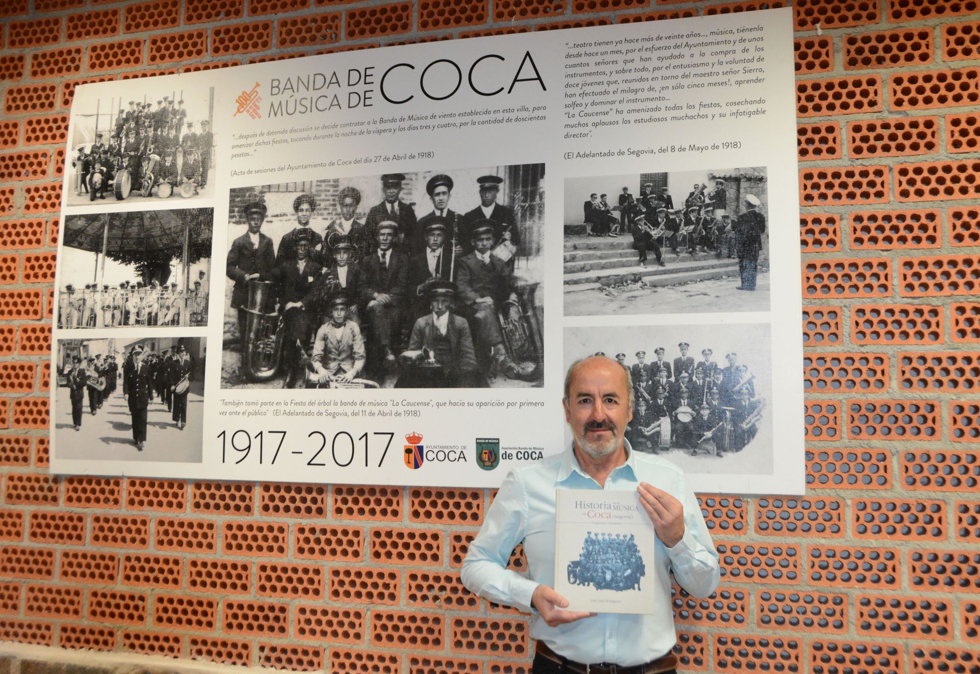 El escritor Luis Sanz Rodríguez posa con su nuevo libro.