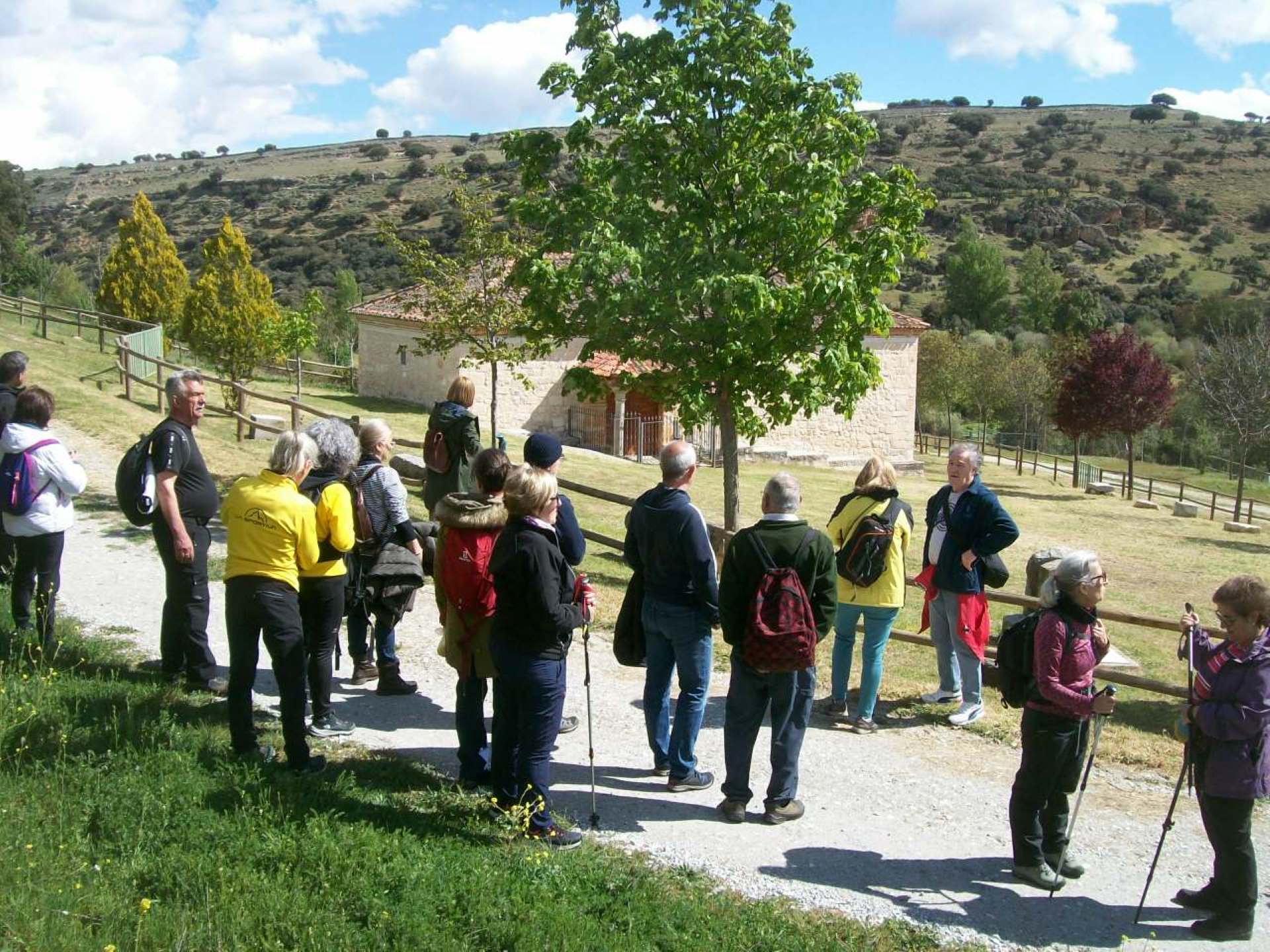 Los excursionistas se detienen a ver la Ermita de Nuestra Señora de Matute.