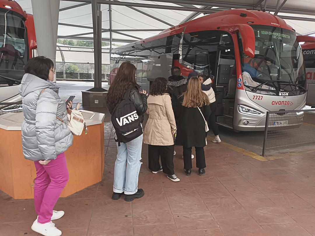 Viajeros en la estación de autobuses de Segovia. Sergio Plaza Cerezo.