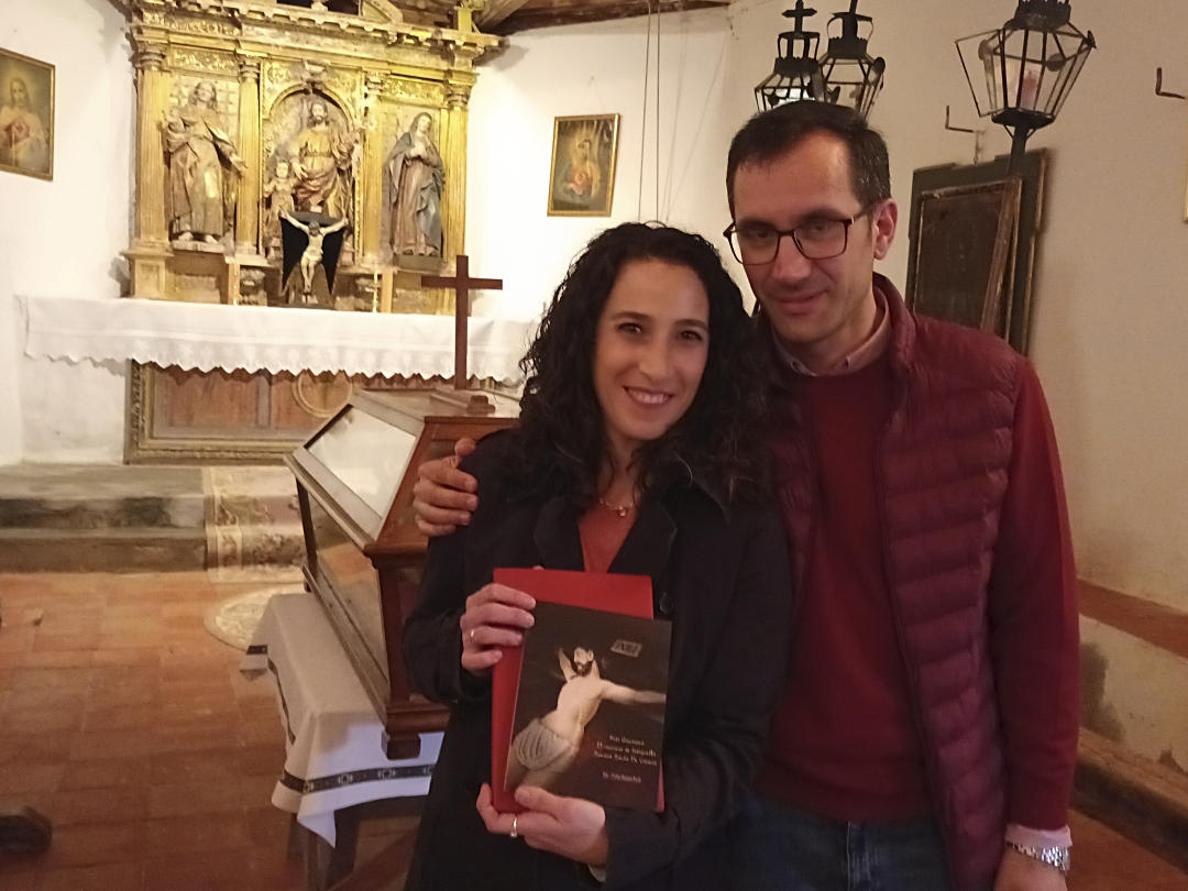 La autora con la fotografía ganadora