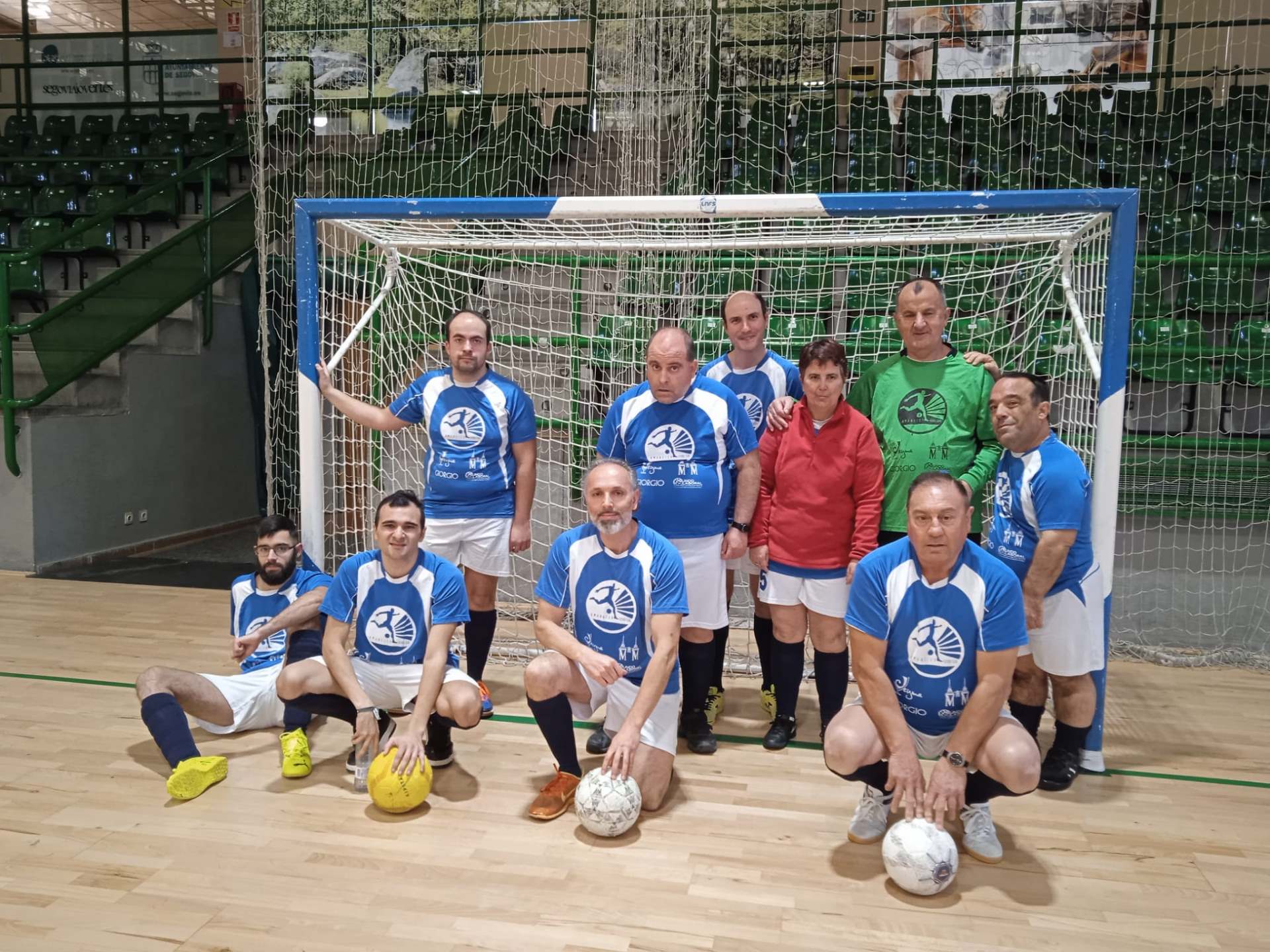 La plantilla del Amanecer Segovia Fútbol Club junto a su entrenadora, Carolina Martín.