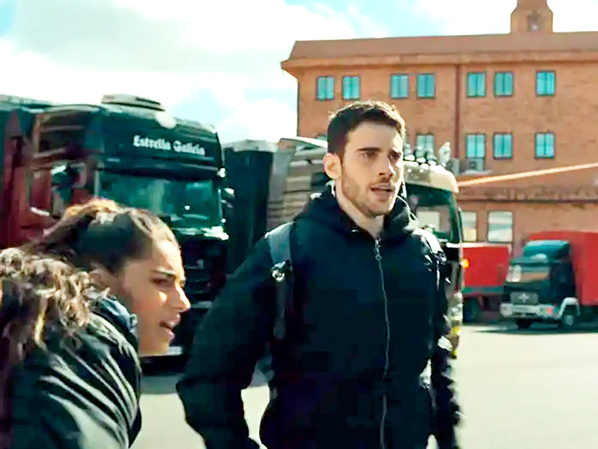 Cameron y Roi durante una escena de rodaje de la Casa de Papel en La Choricera