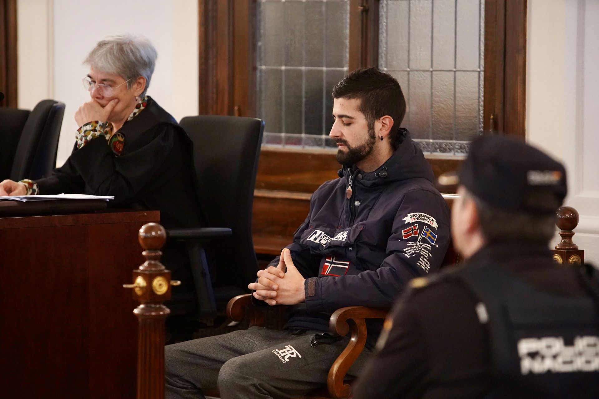 El acusado en el juicio.