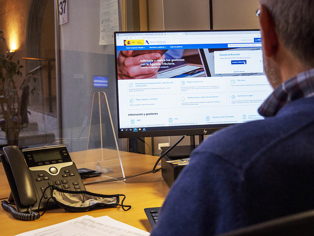 Campaña de la declaración de la renta. / KAMARERO