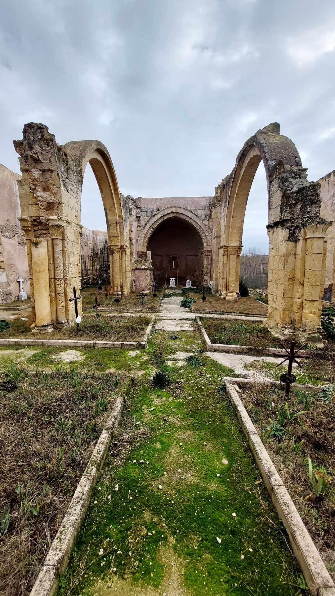 Interior de la ermita desde los pies. Al fondo se aprecia la cabecera con el arco triunfal doble apuntado.