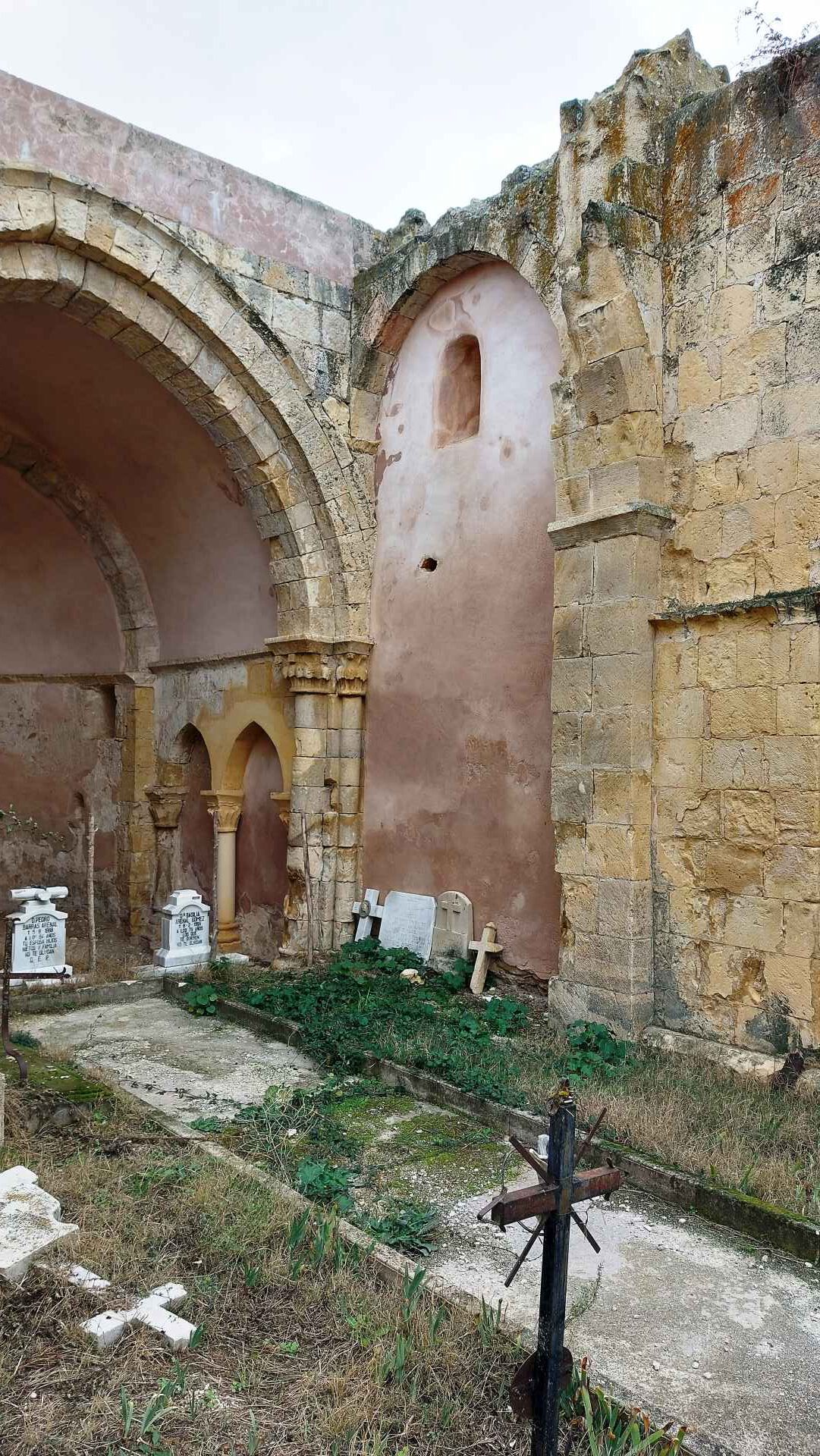 Detalle del arco de medio punto ciego (con enfoscados contemporáneos color sepia) y el arranque del arco fajón sobre los que se sustentaba probablemente una torre o cimborrio. Detalle del arco de medio punto ciego (con enfoscados contemporáneos color sepia) y el arranque del arco fajón sobre los que se sustentaba probablemente una torre o cimborrio.