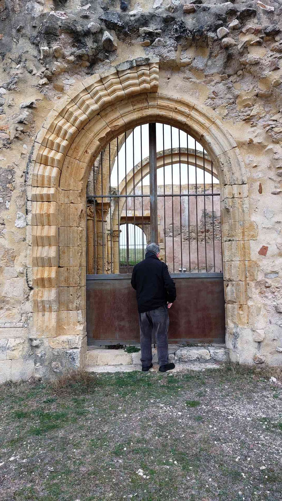 Restos de la portada del mediodía de la ermita con dos de las cuatro arquivoltas que llegó a tener. Por encima la impronta de calicanto del antecuerpo que las cobijaba. Restos de la portada del mediodía de la ermita con dos de las cuatro arquivoltas que llegó a tener. Por encima la impronta de calicanto del antecuerpo que las cobijaba.