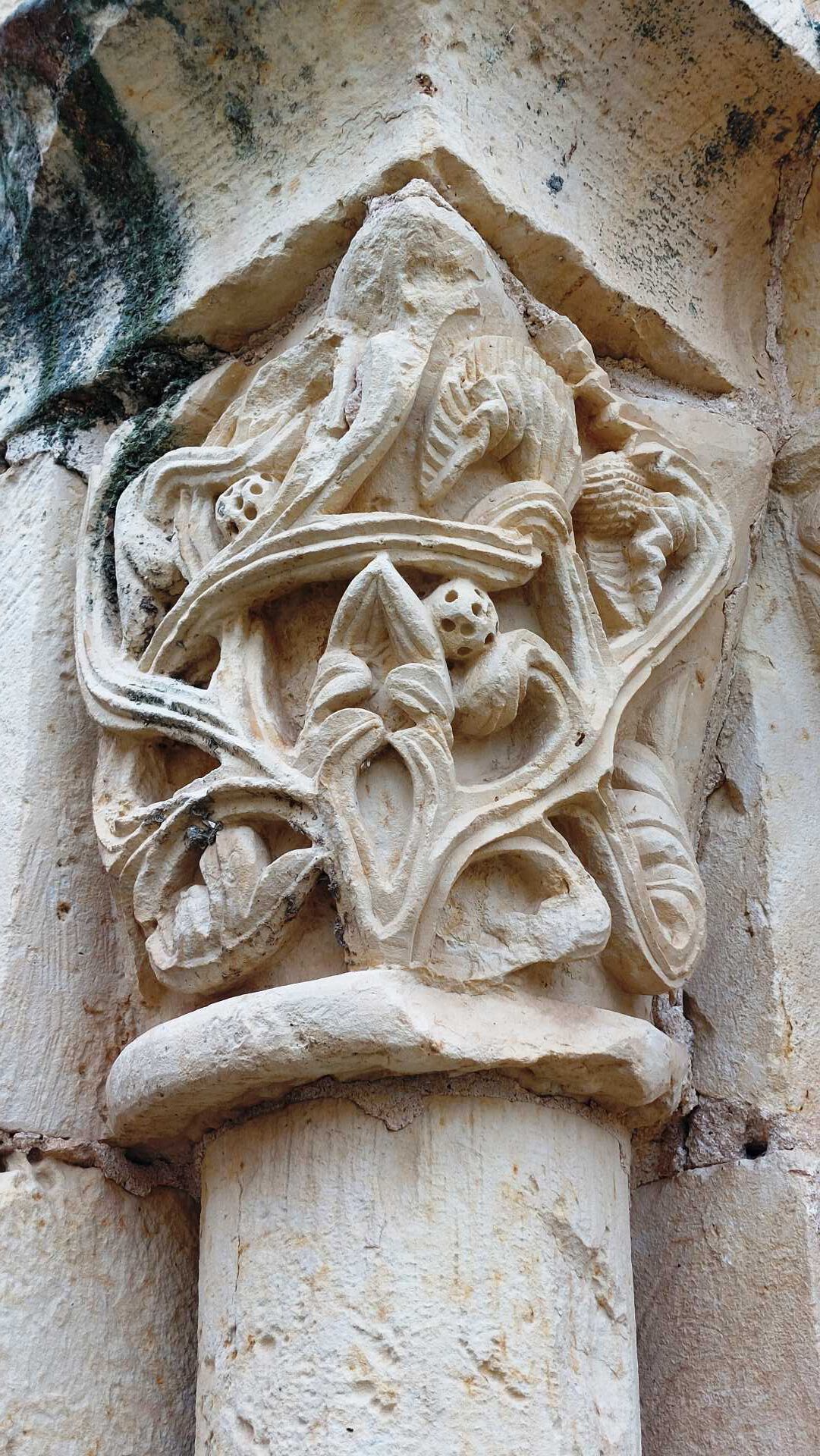 Capiteles con motivos vegetales y escenas figuradas. Capiteles con motivos vegetales y escenas figuradas.