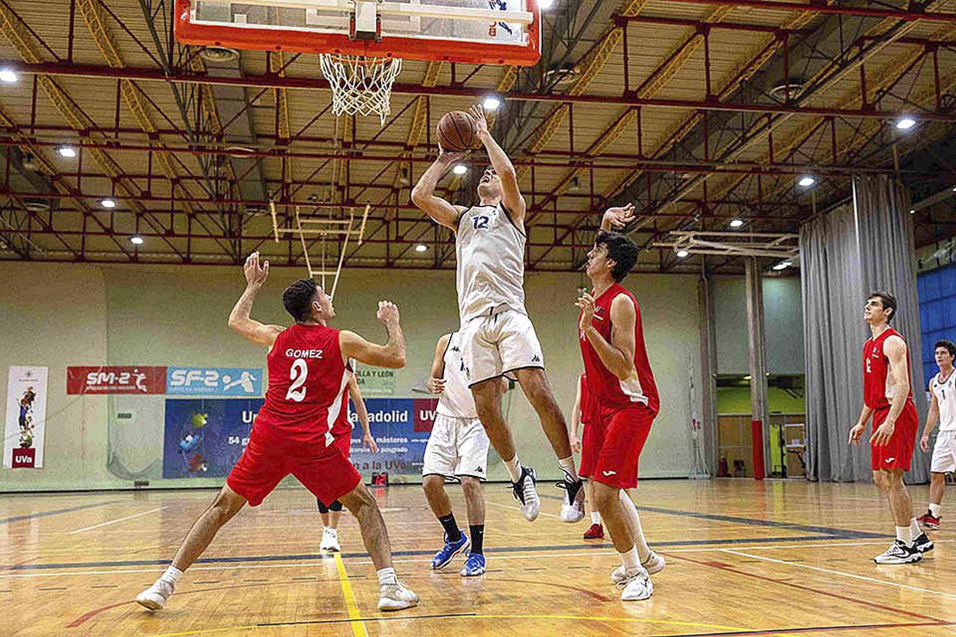 Partido de baloncesto UVa Vs IEU (Competición federada en la instalación Fuente la Mora). / Sergio Marzuelas