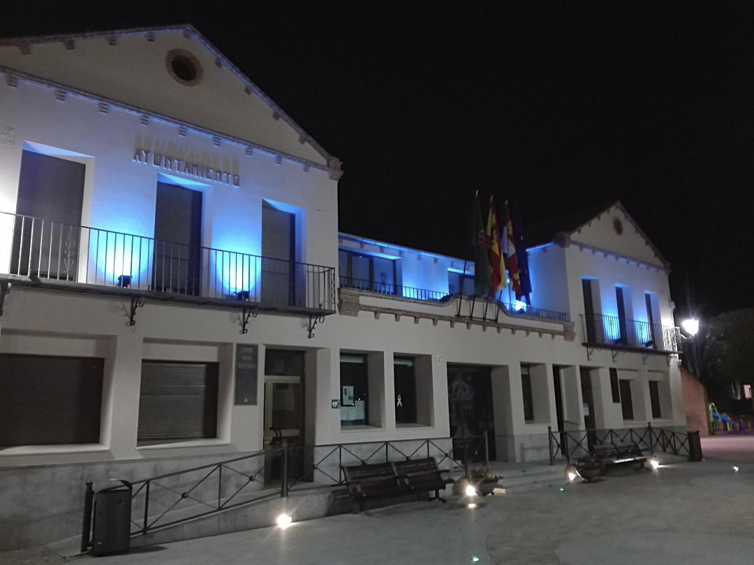 El Ayuntamiento de Valverde del Majano iluminado en azul una edición anterior